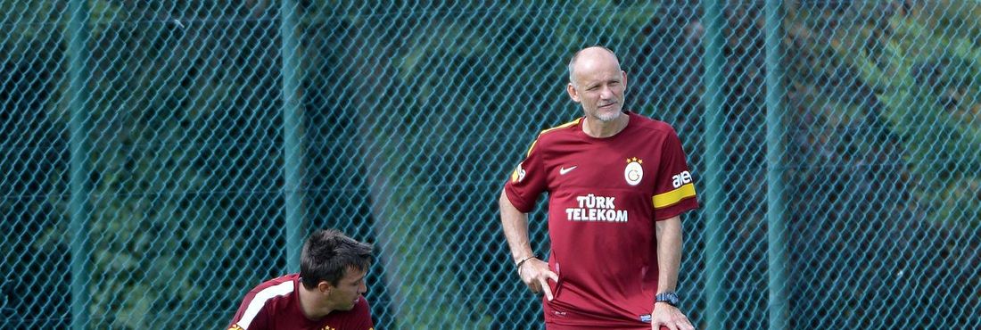 Taffarel (de pé), que fará parte da comissão técnica da Seleção, trabalha como preparador de goleiros do time turco Galatasaray desde 2011