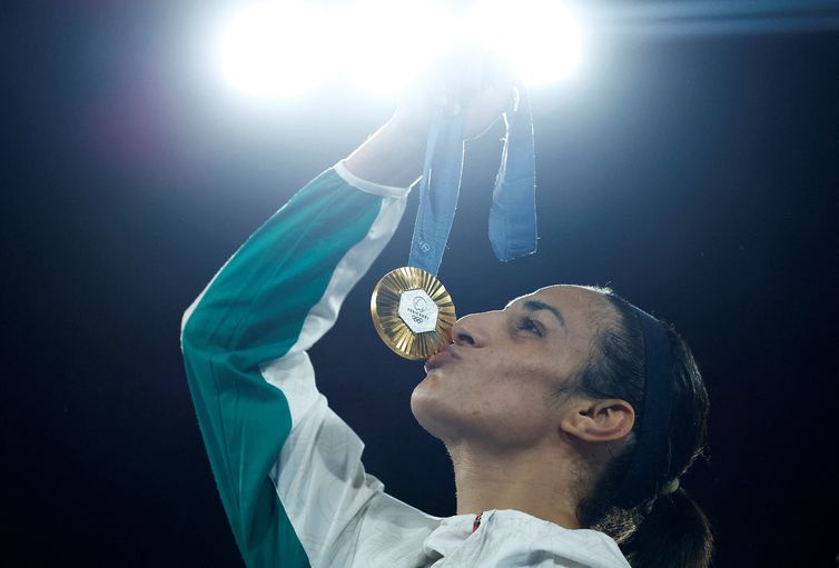 Boxeadora Imane Khelif, da Arglia, com medalha de ouro conquistada em Paris09/08/2024REUTERS/Peter Cziborra