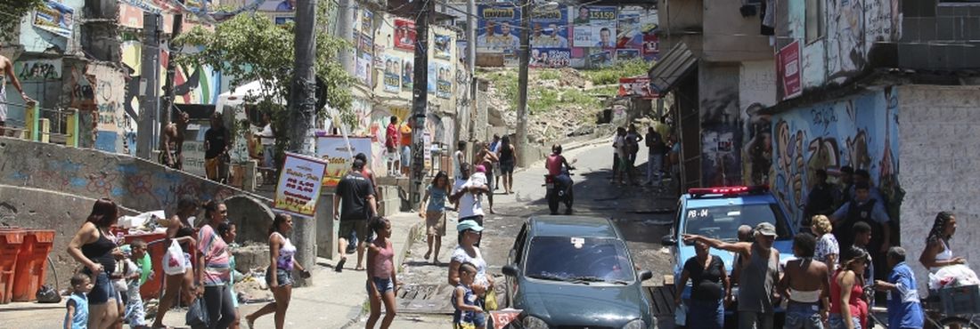 Rio de Janeiro - Policiais da UPP do Complexo do Alemão patrulham as ruas da comunidade, mas sem interferir diretamente no combate à boca de urna 