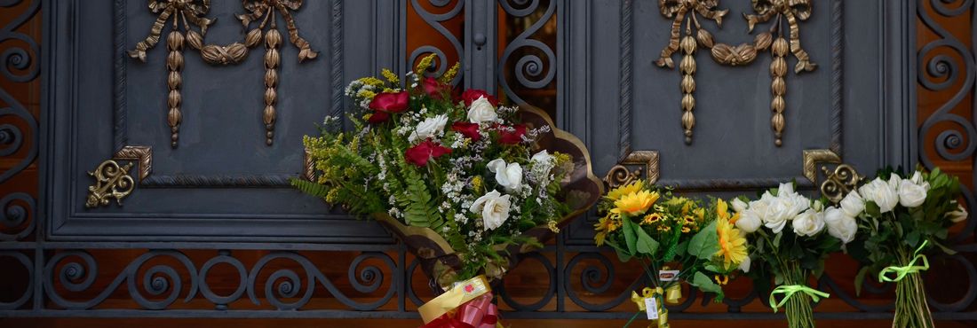 Admiradores colocam flores em frente ao Palácio do Campo das Princesas, em homenagem a Eduardo Campos