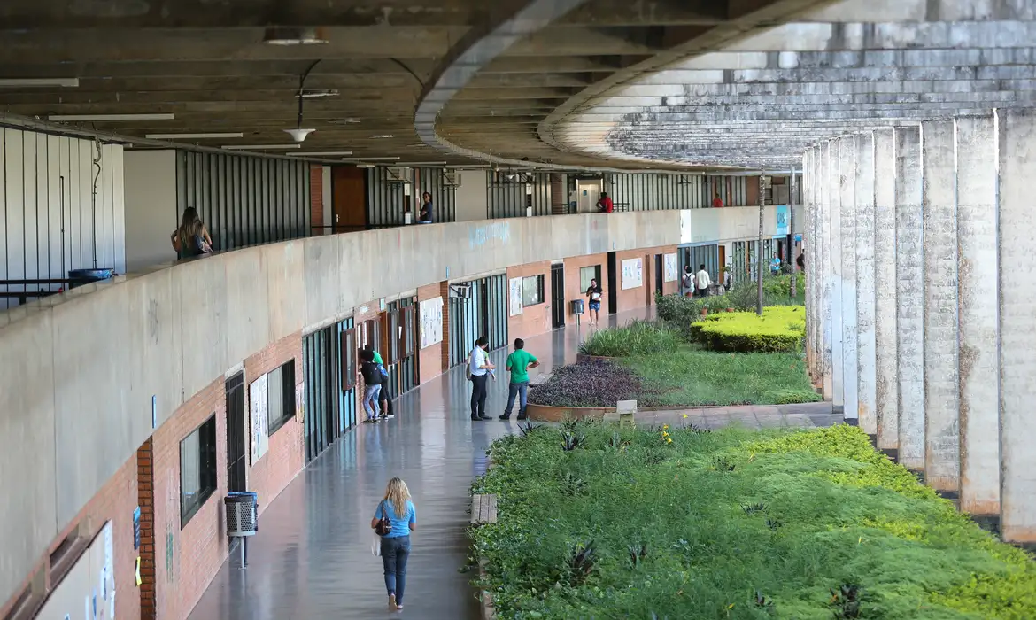 Brasília - Incluída no rodízio de abastecimento do DF, a Universidade de Brasília (UnB) está tomando medidas para reduzir o consumo de água, como adiar o início das aulas no principal campus da instituição em função do racionamento (Fabio