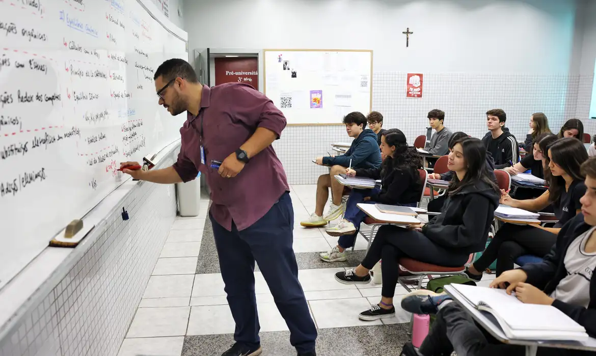 Brasília (DF), 24/10/2024 - Professor do colégio Galois, Samuel Rbeiro Costa, em sala de aula com alunos na preparação nos últimos dias antes da prova do Enem 2024.  Foto: José Cruz/Agência Brasil