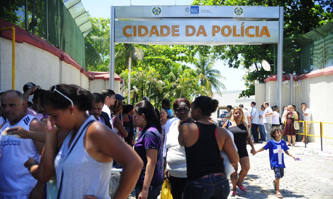 Parentes de alguns presos em flagrante ontem (22) antes da partida entre  Vasco e Fluminense, aguardam informações  em frente da Cidade da Polícia, no Jacarezinho (Tânia Rêgo/Agência Brasil) 