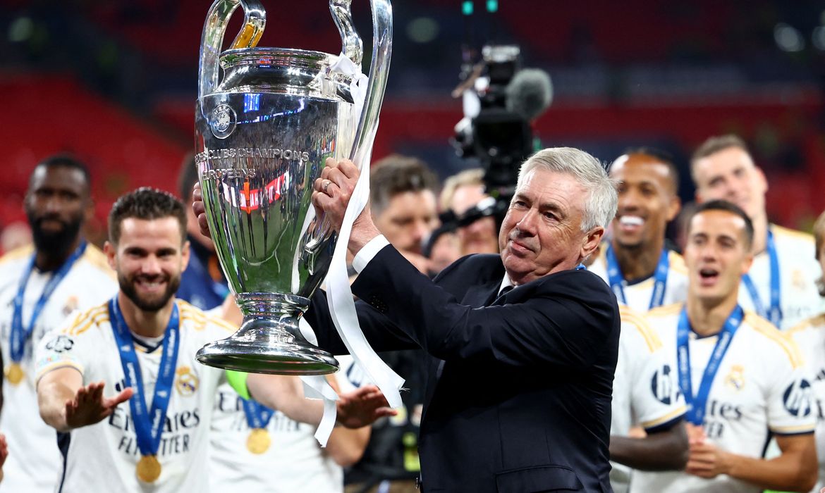 Técnico do Real Madrid, Carlo Ancelotti, levanta troféu da Liga dos Campeões no Estádio de Wembley, em Londres
01/06/2024 REUTERS/Hannah Mckay