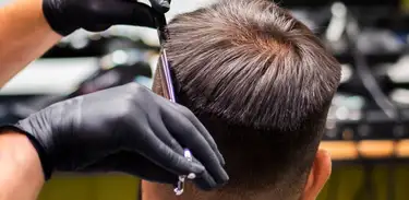 Cabeleireiro corta cabelo de cliente