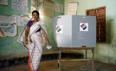 Uma mulher depois de votar em uma assembleia de votação durante a primeira fase da eleição geral em Majuli, uma grande ilha fluvial no rio Brahmaputra, no estado indiano de Assam, Índia.