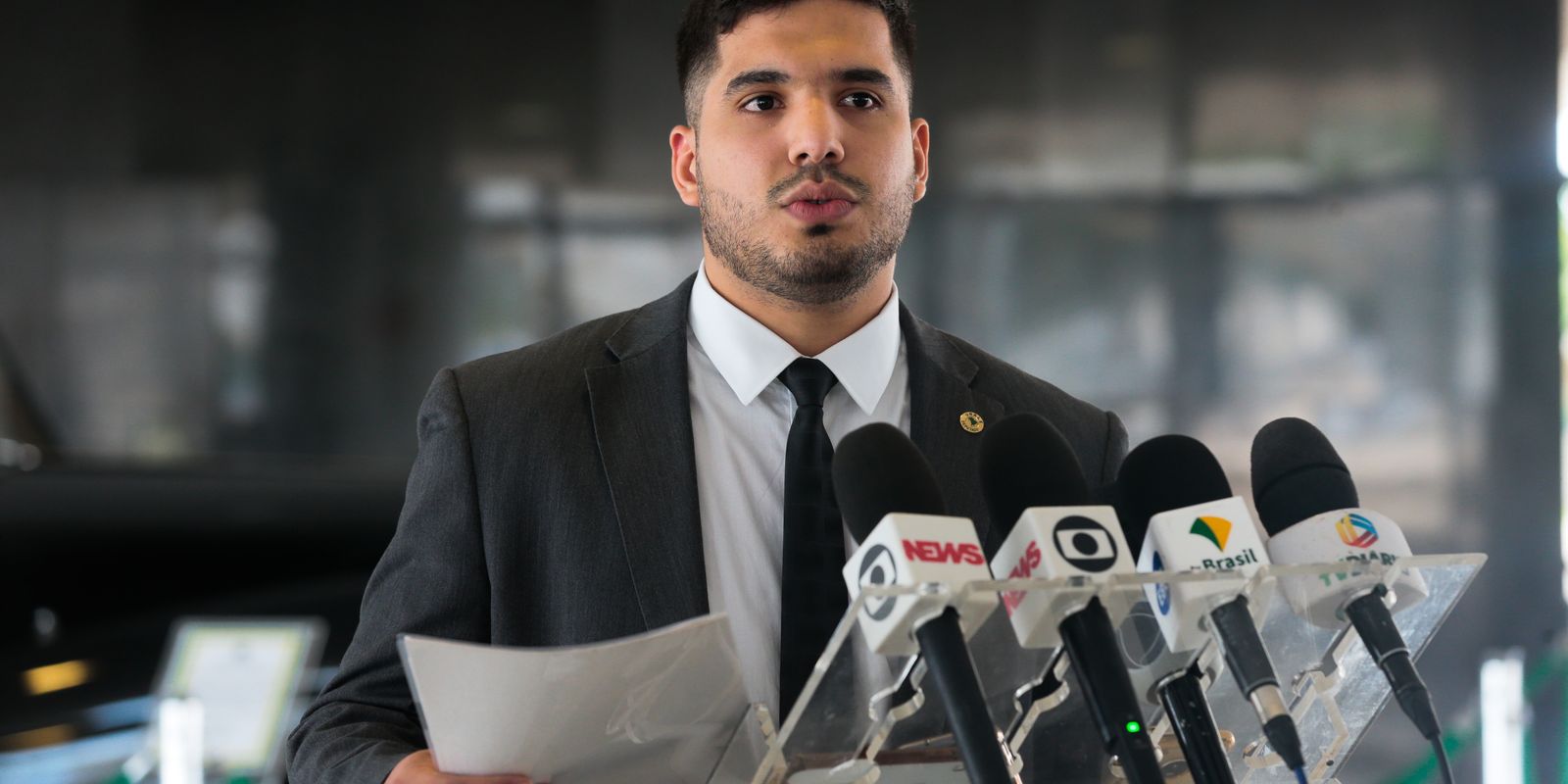 O deputado Estadual André Fernandes, fala à imprensa