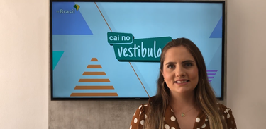 A professora Caroline Azevedo ministra aulas de química no Cai no Vestibular da TV Brasil