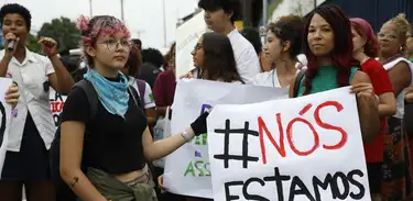 Estudantes e trabalhadores do Colégio Pedro II protestam contra assédio sexual e silêncio institucional em frente à reitoria, em São Cristóvão, após caso de estupro coletivo envolvendo alunos.