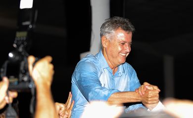 Governador eleito do DF, Rodrigo Rollemberg, participa da festa da vitória (Wilson Dias/Agência Brasil)