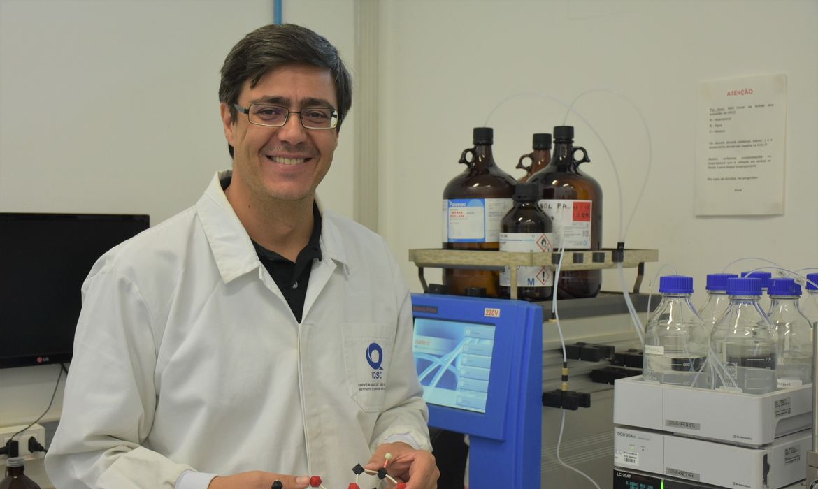 Professor do Instituto de Química de São Carlos Antonio Burtoloso pesquisa derivado do bagaço de cana para produção de plásticos 