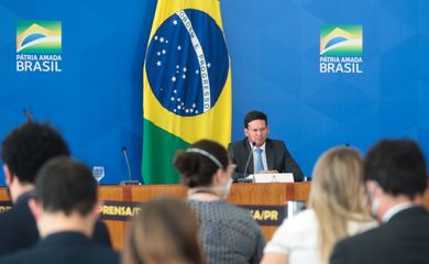 O Ministro da Cidadania, João Roma, fala à imprensa  no Palácio do Planalto, sobre as estratégias e rumos para o Auxílio Brasil, novo programa social do Governo Federal.