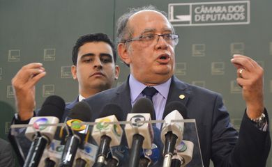 Após ser recebido pelo o presidente da Câmara dos Deputados, Eduardo Cunha,o ministro do STF Gilmar Mendes fala com a Imprensa (Antonio Cruz/Agência Brasil)