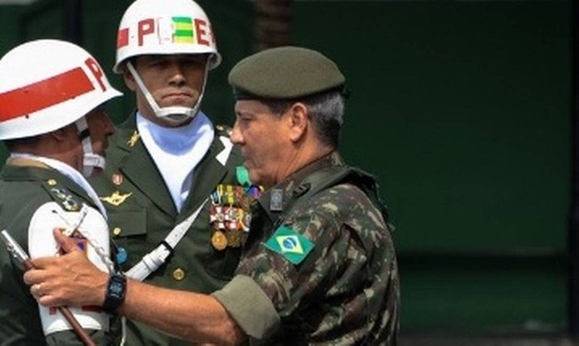 O general Walter Souza Braga Netto,  atual chefe do Comando Militar do Leste, será o comandante da intervenção federal na segurança pública do estado do Rio de Janeiro 
