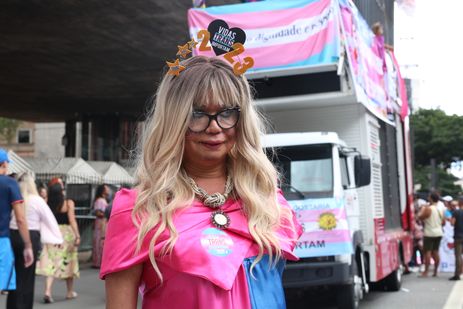 A organizadora da VI Caminhada Trans de São Paulo, Jaqueline Chanel, participa do ato que celebra o Dia Nacional da Visibilidade Trans e Travesti, no Museu de Arte de São Paulo (Masp), na avenida Paulista.