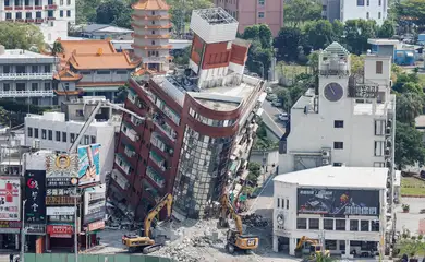 A general view as workers carry out operations while on an elevated platform of a firefighting truck at the site where a building collapsed, following the earthquake, in Hualien, Taiwan April 4, 2024. REUTERS/Carlos Garcia Rawlins