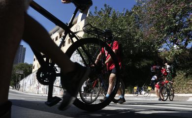 São Paulo  SP 15/06/2024 Bicicletada na Avenida Paulo VI, em homenagem à Marina Harkot, morta por motorista embriagado  Foto Paulo Pinto/Agencia Brasil