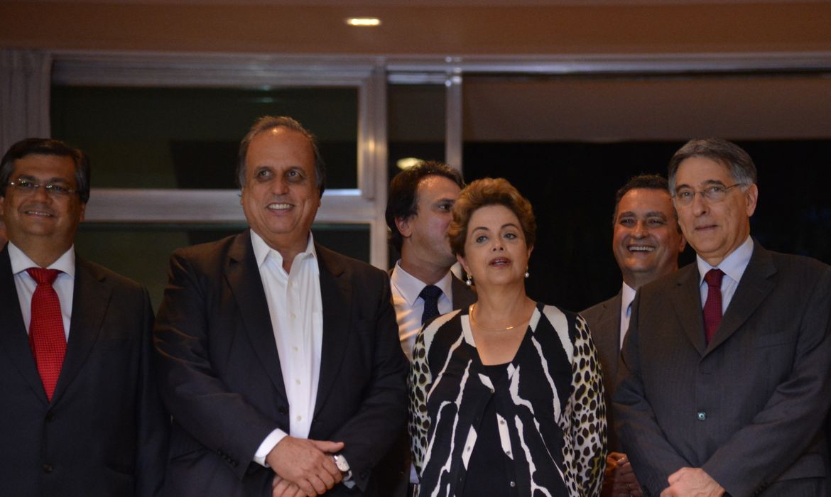 A presidenta Dilma Rousseff, posa para foto com  governadores no palácio da Alvorada em Brasília (Valter Campanato/Agência Brasil)
