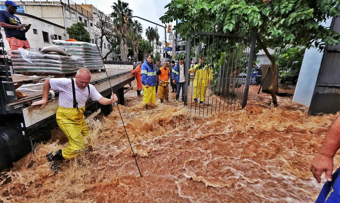 Porto Alegre - 03/05/2024, Trabalho do corpo de bombeiros na contenção das águas elevadas do Rio Guaiba. Foto: Lauro Alves/SECOM