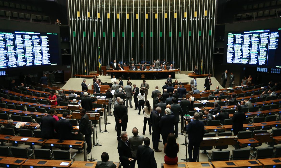 Brasília  - Plenário da Câmara analisa a MP que liberou recursos de R$ 2,9 bilhões para ajudar nas despesas com segurança pública nos Jogos Olímpicos e Paralímpicos Rio 2016 (Fabio Rodrigues Pozzebom/Agência Brasil)