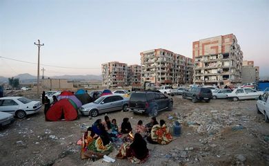 Vítimas iranianas do terremoto se reúnem em ambiente aberto na cidade de Pole-Zahab, em Kermanshah. De acordo com as autoridades, o abalo foi de magnitude 7.2 na escala Richter