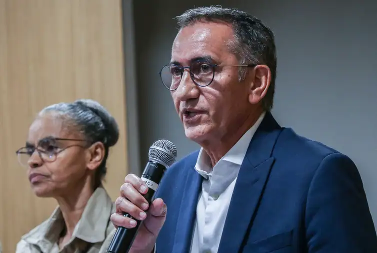 Brasília (DF), 13/10/2023, A ministra do Meio Ambiente, Marina Silva, o ministro do Desenvolvimento Regional do Brasil,<p></p>Valdez Gois, durante entrevista coletiva sobre seca e incêndios no Amazonas. Foto: José Cruz/Agência Brasil