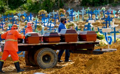 Manaus (AM) - Especial 3 anos de pandemia, Impactos da pandemia. Funcionários do Cemitério Tarumã na cidade de Manaus, sepultam vitimas do covid-19 . Foto: Alex Pazuello/Semcom/Prefeitura de Manaus