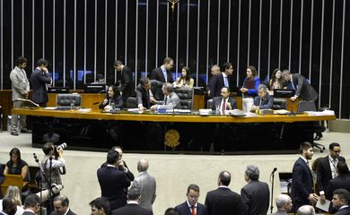 Brasília - Renan Calheiros preside sessão do Congresso Nacional para votação de matérias orçamentárias (Valter Campanato/Agência Brasil)