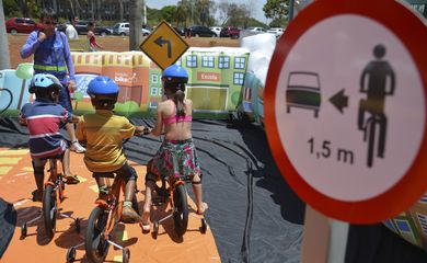 Brasília - Crianças fazem escolinha de transito usando bicicletas no Parque da Cidade(Fabio Rodrigues Pozzebom/Agência Brasil)