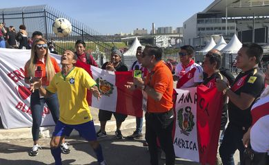 Torcedores chegam à Arena Corinthians para o jogo entre Brasil e Peru
