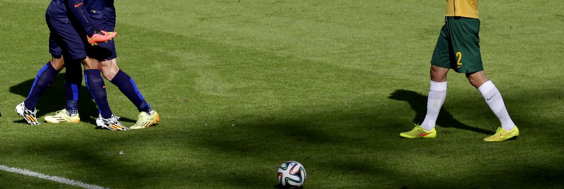 Jogadores holandeses comemoram com Memphis Depay, após ele ter marcado o terceiro gol da Holanda no jogo contra a Austrália no Estádio Beira-Rio, em Porto Alegre