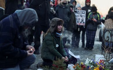 Manifestantes protestam contra agentes federais de imigração dos EUA em Minneápolis
24/01/2026 Reuters/Evelyn Hockstein