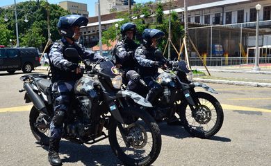 O esquema especial de segurança para as eleições no Rio começou na tarde de hoje (24), com a saída de equipes da polícia militar do Batalhão de Choque, no centro da capital fluminense (Tomaz Silva/Agência Brasil)