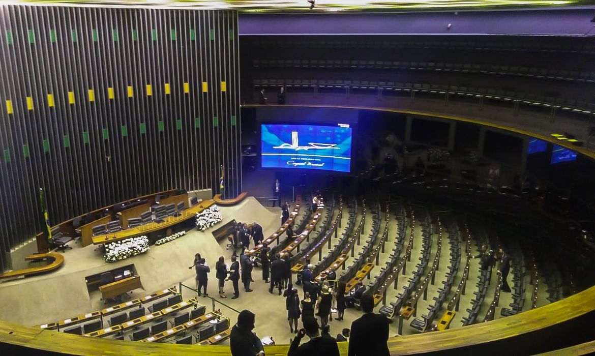 Polícia Legislativa faz uma última varredura completa do plenário da Câmara, onde ocorrerá a cerimônia de posse do presidente eleito Jair Bolsonaro. 