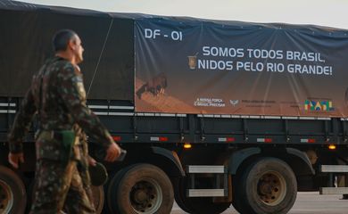 Brasília (DF) 11/05/2024 400 toneladas de donativos sairam da Base Aérea de Brasília com destino ao Rio Grande do Sul, embarcadas em uma aeronoave KC-30 e em 20 carretas do Exército e de empresas voluntárias. Foto: Fabio Rodrigues-Pozzebom/ Agência Brasil