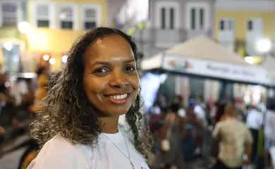 Salvador (BA), 06/08/2025 - A professora Flávia Lima participa da abertura da Festa Literária Internacional do Pelourinho - Flipelô, que homenageia Dias Gomes, no Largo do Pelourinho. Foto: Rovena Rosa/Agência Brasil