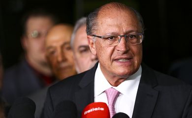 O vice-presidente eleito, Geraldo Alckmin, durante entrevista coletiva após reunião com o relator-geral do Orçamento 2023, senador Marcelo Castro, e equipe de transição.
