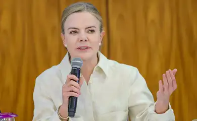 Brasília (DF) 18/03/2025 A  ministra de Relações Institucionais, Gleisi Hoffmann, durante assinatura do Projeto de Lei que prevê Isenção de Imposto de Renda (IR) para pessoas que recebem até R$ 5 mil por mês. Foto: Fabio Rodrigues-Pozzebom/ Agência Brasil