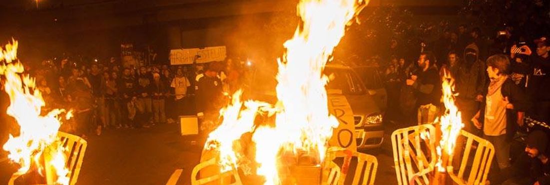 Manifestantes do Movimento Passe Livre queimam catracas na Marginal Pinheiros durante protesto pela Tarifa Zero na capital paulista nesta quinta-feira (19)
