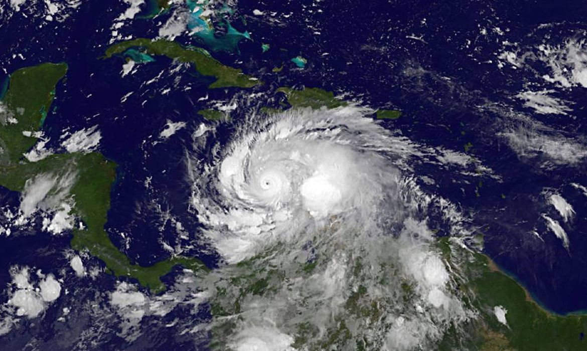Furacão Matthew se aproxima das ilhas do Caribe. Imagem de divulgação do National Oceanic and Atmospheric Administration (NOAA) 