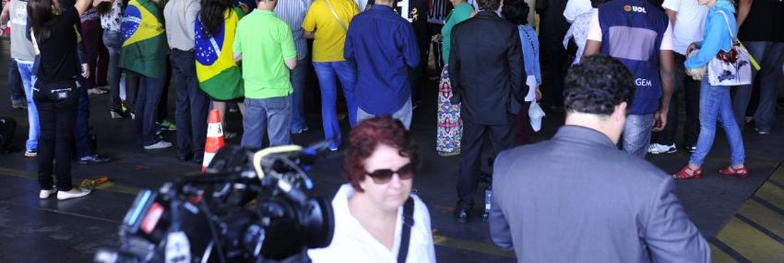 Lobão e outros manifestantes tentam entrar na Câmara dos Deputados para acompanhar votações