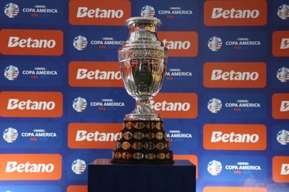 São Paulo (SP), 06/06/2024 - Exposição da Taça CONMBOL Copa América 2024 no Morumbi Shopping. Foto: Rovena Rosa/Agência Brasil