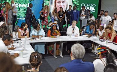 Belém (PA), 17/11/2025 - Ministra dos Povos Indígenas, Sônia Guajajara, durante cerimônia de assinatura de alto nível que marca a implementação concreta do anúncio político feito pelos Chefes de Estado durante a Cúpula de Líderes Mundiais na COP30. Foto: Bruno Peres/Agência Brasil