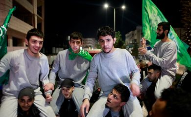 Faixa de Gaza. 26/11/2023 Prisioneiros palestinos libertados reagem ao deixar a prisão militar israelense, Ofer, em meio a um acordo de troca de reféns-prisioneiros entre o Hamas e Israel, em Ramallah, na Cisjordânia ocupada por Israel, 26 de novembro de 2023. REUTERS/Ammar Awad