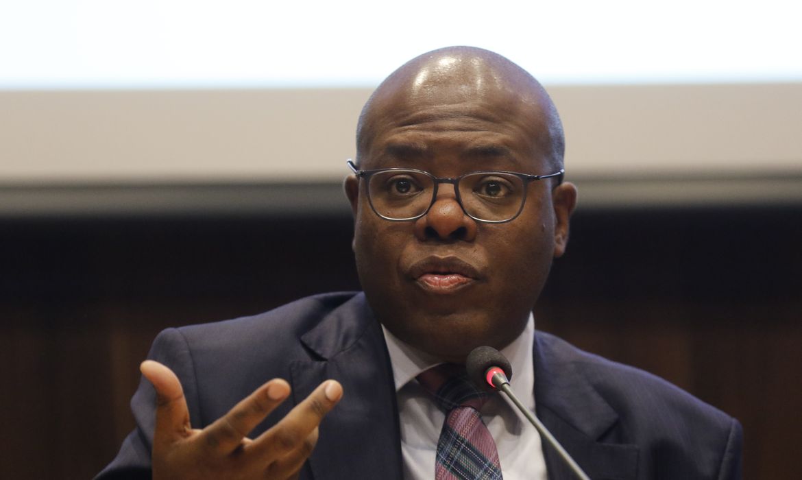Rio de Janeiro (RJ), 18/10/2023 - O ministro dos Direitos Humanos e da Cidadania, Silvio Almeida, assina acordo de cooperação técnica com o Banco Nacional de Desenvolvimento Econômico e Social (BNDES), com presidente Aloizio Mercadante. Foto: Fernando Frazão/Agência Brasil