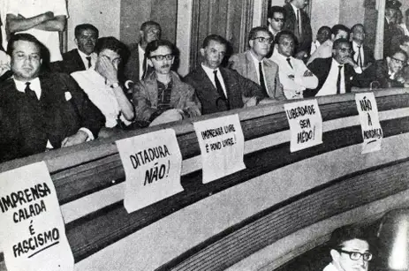 VIOLÊNCIA À IMPRENSA; DITADURA; CENSURA - Reunião de Intelectuais contra a Censura, 1967. Foto: Ruth Toledo/Arquivo Público-SP
