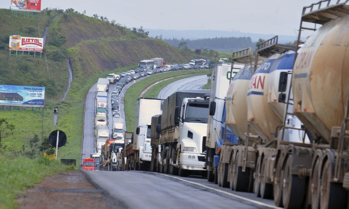 Caminhoneiros intensificam bloqueio de rodovias federais em seis estados |  Agência Brasil