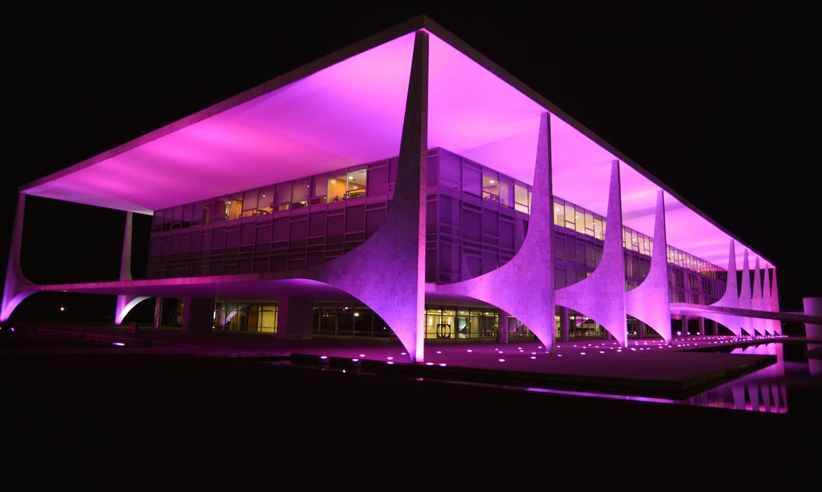 Monumentos de Brasília iluminados de rosa para a campanha Outubro Rosa. Movimento mundial de conscientização sobre a importância da detecção precoce do câncer de mama (Valter Campanato/Agência Brasil)