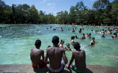 Brasilienses lotam o Parque Nacional, conhecido como Água Mineral, em dia de muito sol e calor (Marcelo Camargo/Agência Brasil)
