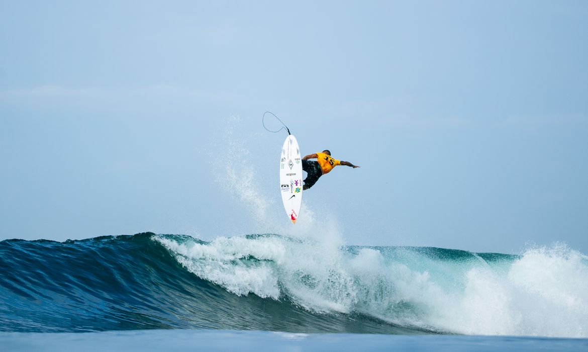 PUNTA ROCA, LA LIBERTAD, EL SALVADOR - APRIL 3: WSL Champion Italo Ferreira of Brazil surfs in Heat 6 of the Opening Round at the Surf City El Salvador Pro on April 3, 2025 at Punta Roca, La Libertad, El Salvador. (Photo by Aaron Hughes/World Surf League)